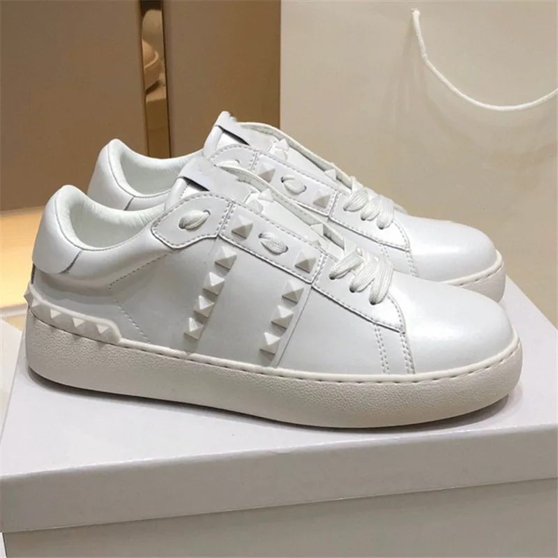

Новинка, модная дизайнерская Белая обувь с заклепками для мужчин и женщин, весенне-осенняя Уличная обувь для досуга, трендовая спортивная о...