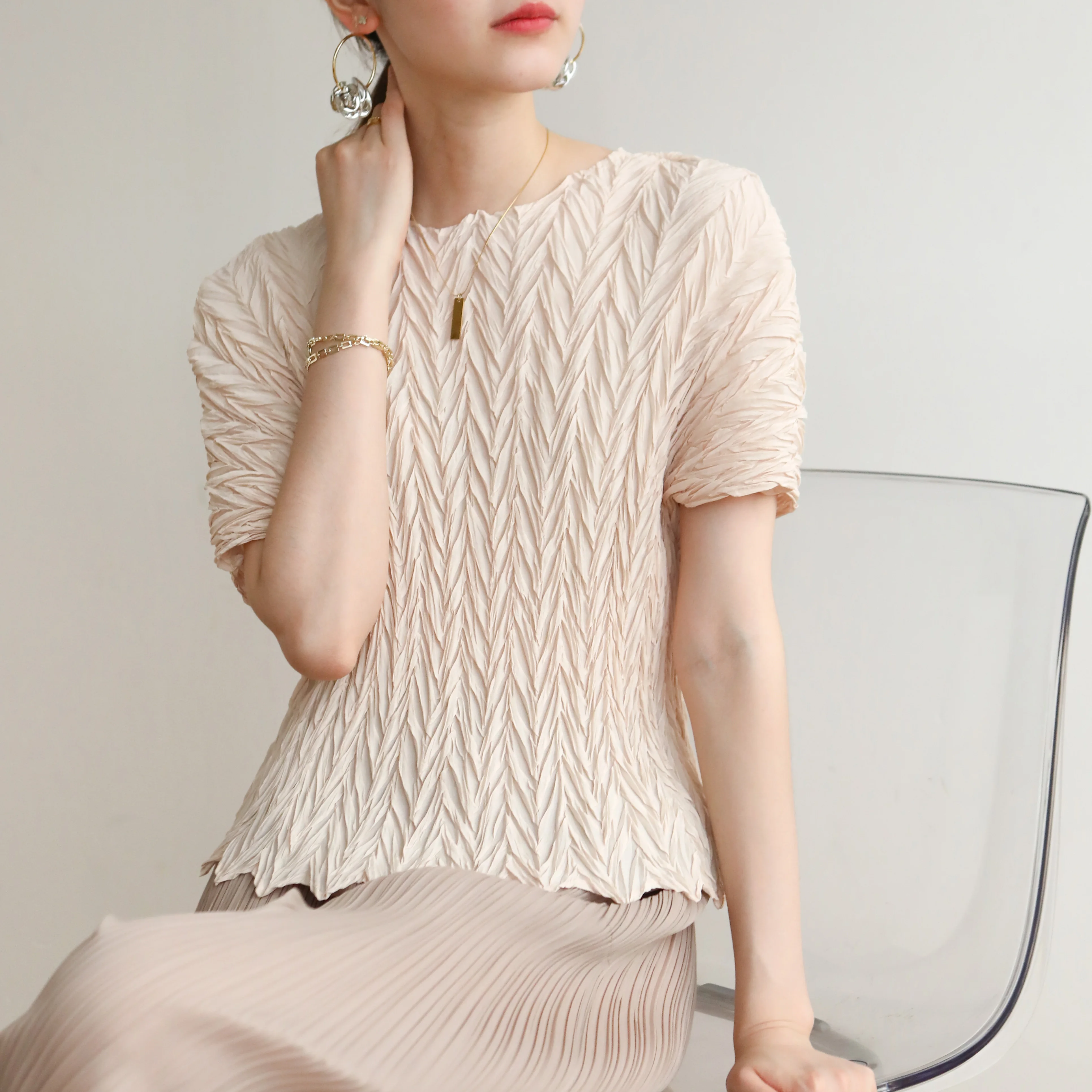 Issey summer Miyake pleated fresh fashion slimming T-shirt is directly supplied by the manufacturer