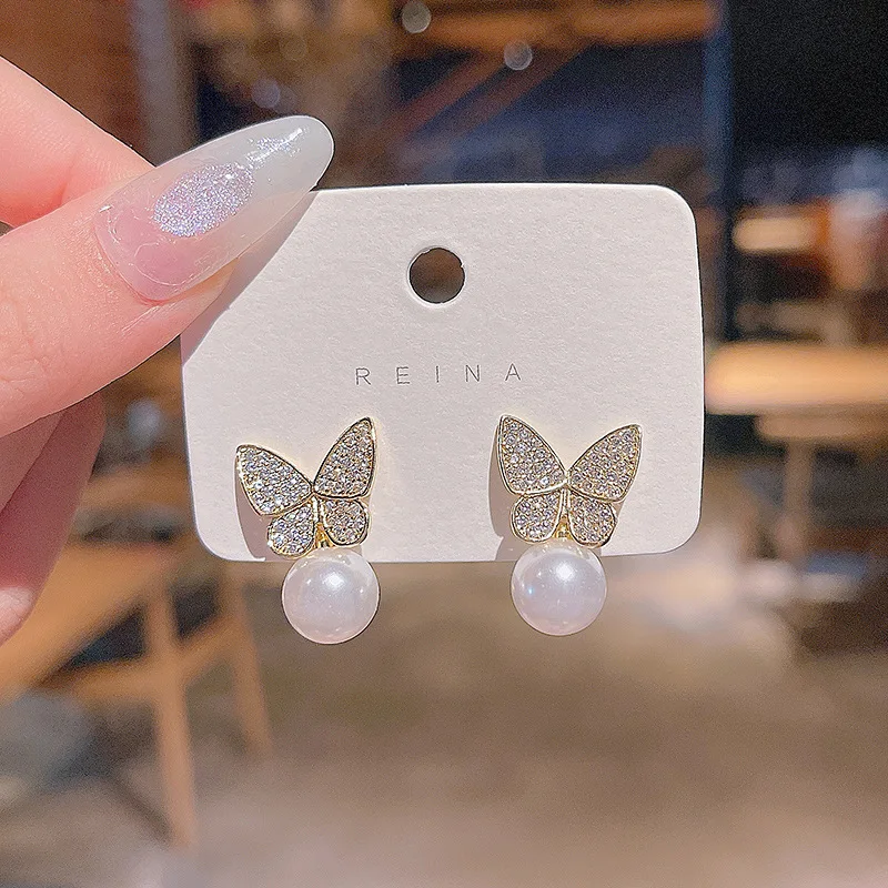 

Женские серьги-гвоздики с жемчугом и цирконом