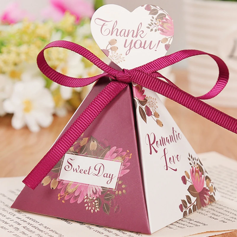 Конфетная коробка свадебные сувениры и треугольные пирамиды подарочные коробки