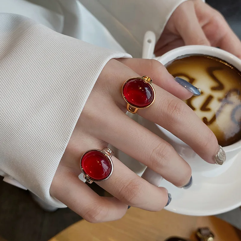 Кольцо женское регулируемое с овальным красным кристаллом и опалом |