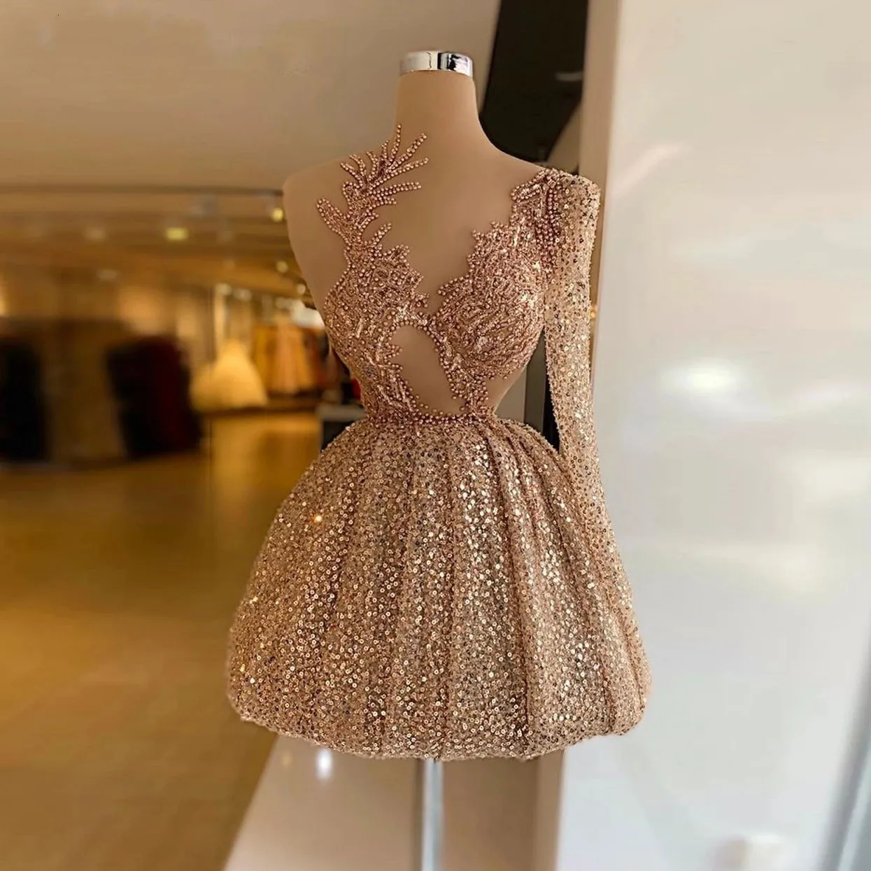 Фото Женское выпускное платье цвета шампанского на одно плечо модель 2022 года модное