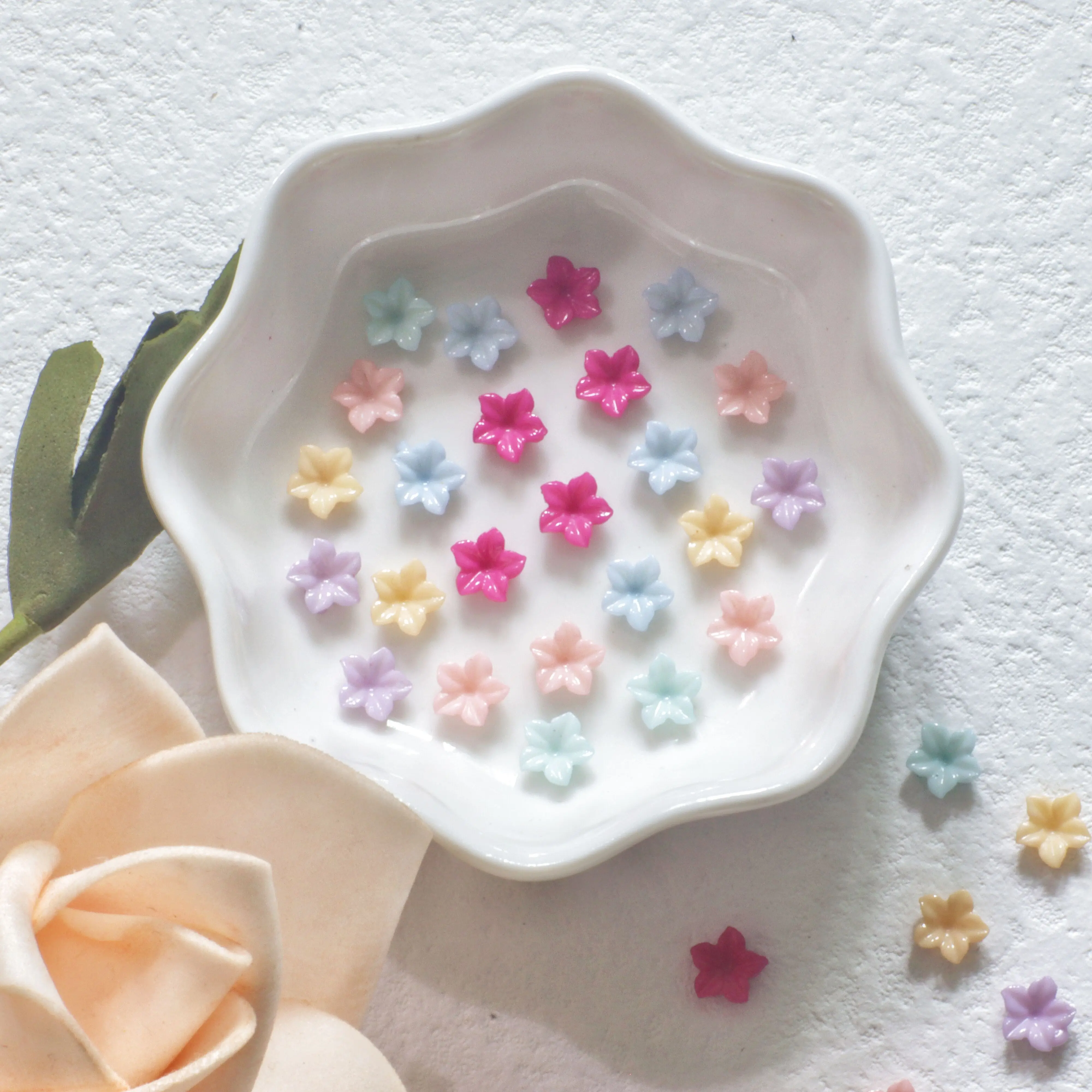 

50 шт. разноцветных цветов с пятью лепестками Стразы для творчества художественные аксессуары ювелирные изделия бусины жемчуг для рукоделия