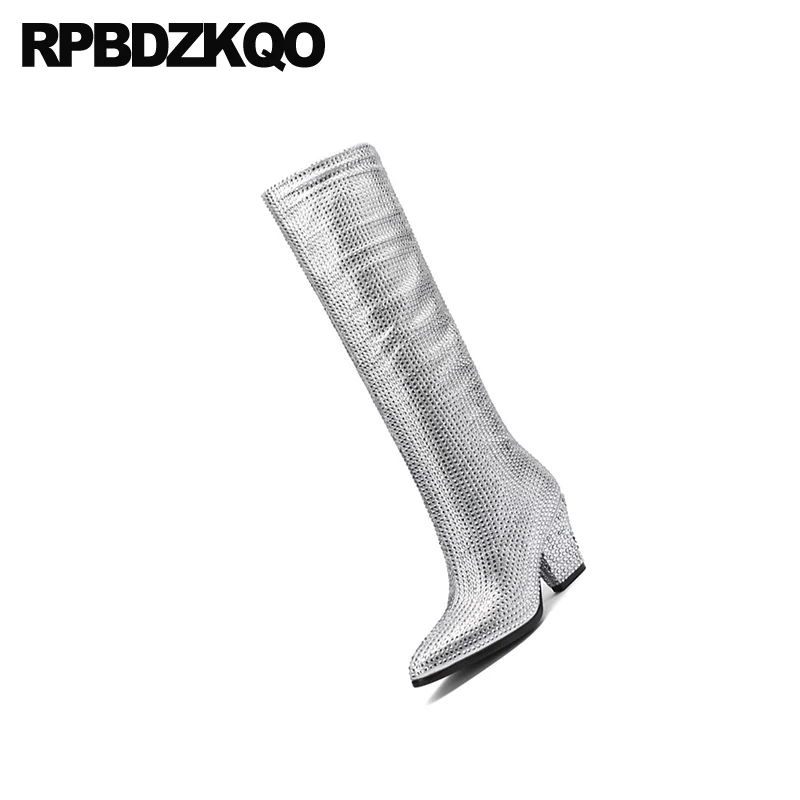 Женские сапоги до колена серебристые дизайнерские на высоком массивном каблуке с острым носком и