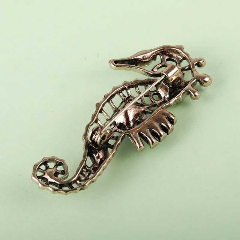 

Blucome Vintage Seahorse Shape Brooch Badge Crystal Rhinestone Animal Sweater Collar Clip Women Men Brooches Hijab Pins Garments