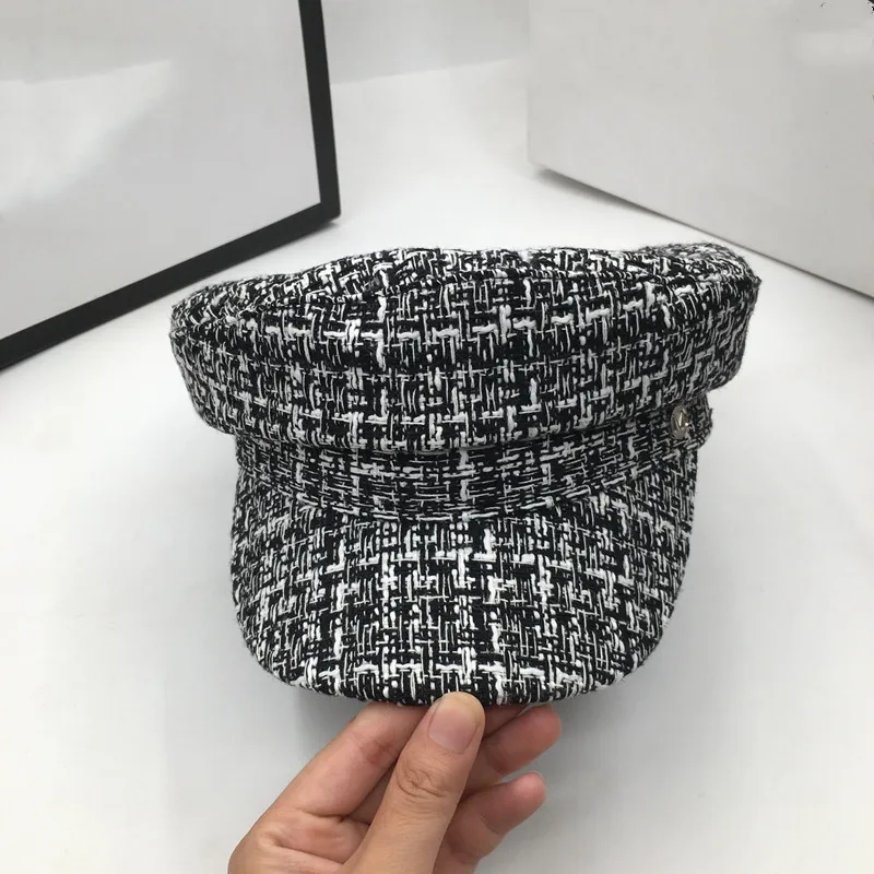 Шапка вязаная шапка светская женская новая зимняя черная и белая маленькая милая