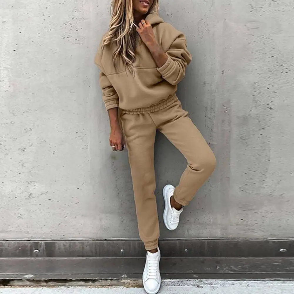 Комплект из двух предметов: толстовка с длинным рукавом и спортивные брюки