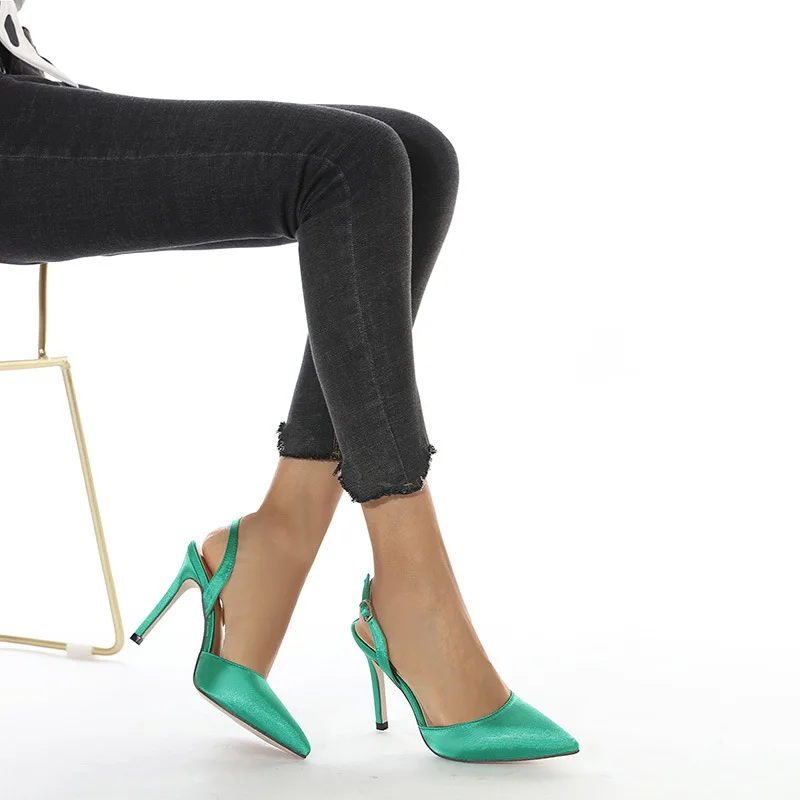 

Блестящее зеленое женское платье на высоком каблуке-шпильке с острым носком и ремешком на щиколотке