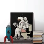 Смешные холст художественные плакаты и принты холст Настенный декор астронавт сидения на унитаз для чтения книг живопись для уборной Декор
