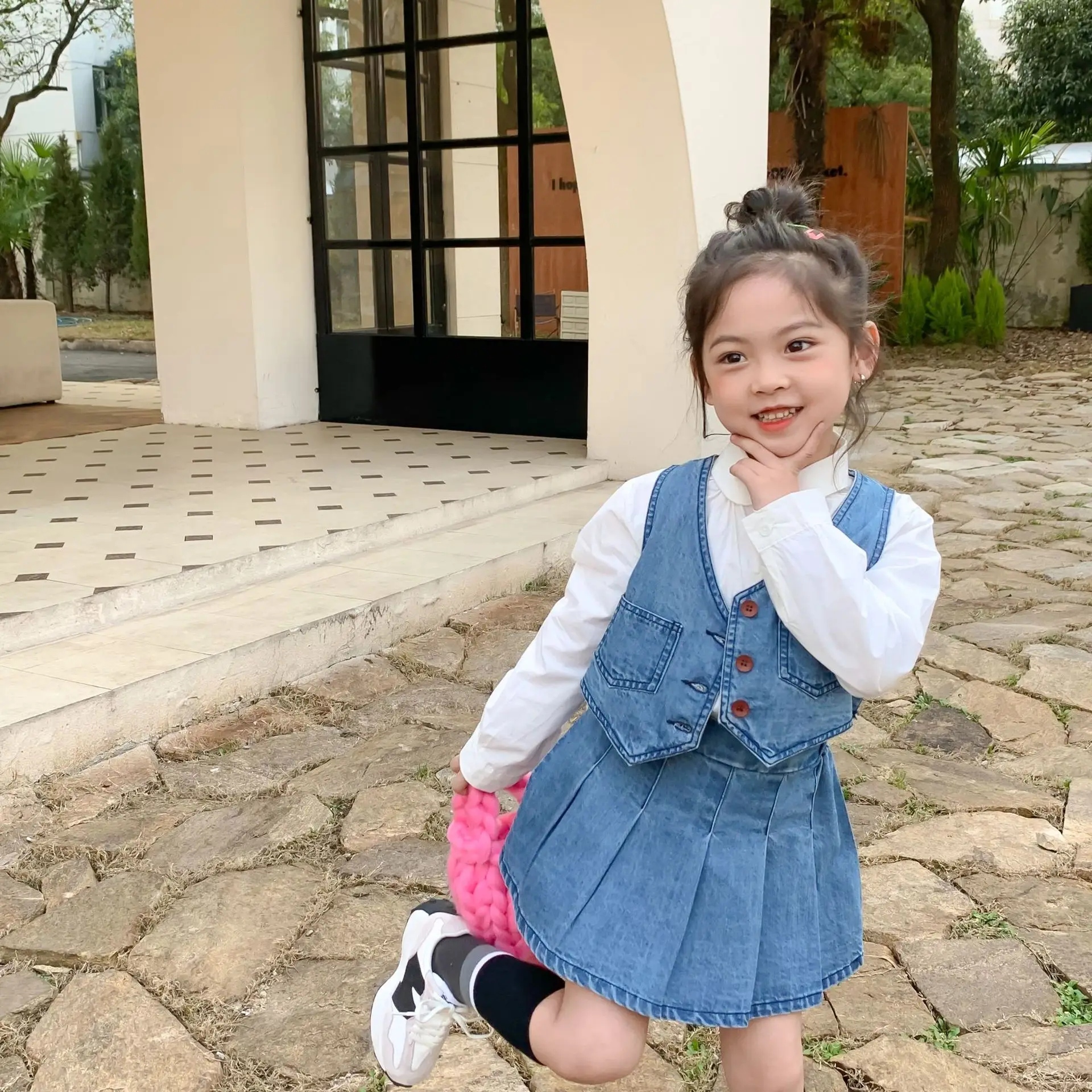 

2022 spring new children's wear girls' European and American style denim suit strap + pleated skirt 2-446