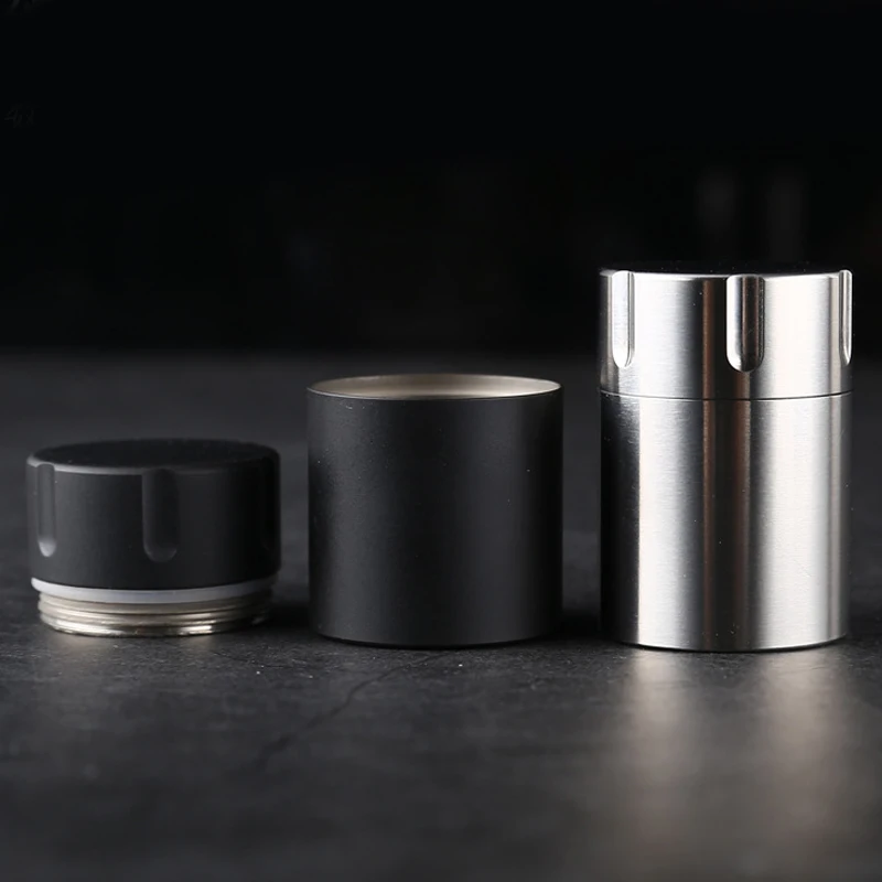Маленькие черные водонепроницаемые бутылки для чая из титанового сплава