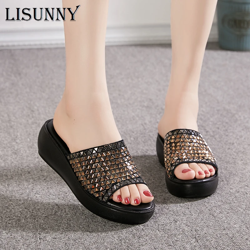 

Шлепанцы LISUNNY женские из натуральной кожи, Летняя женская обувь 2020, сандалии на платформе, повседневные шлепанцы со стразами на танкетке, сл...