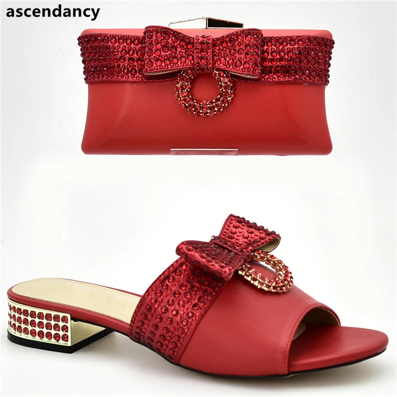 Модная женская модель Итальянские аксессуары украшенные нигерийской обувью