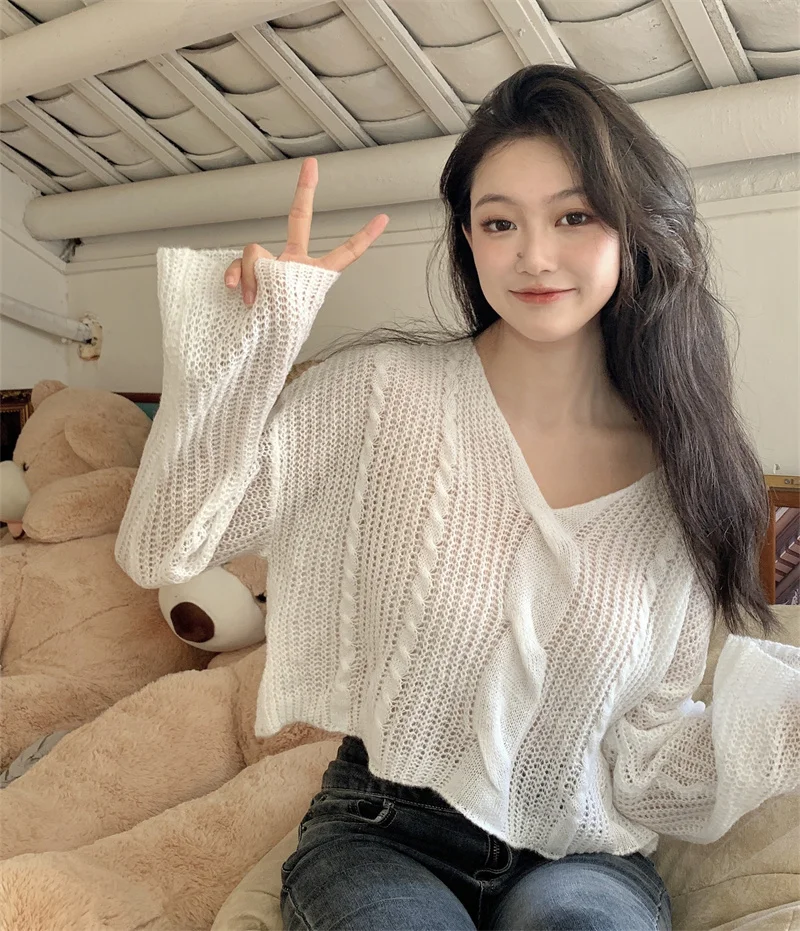 

Расклешенные рукава с V-образным вырезом