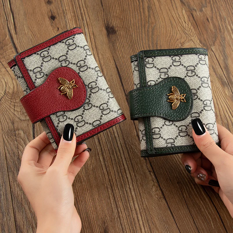 

Новинка 2021, стильный кошелек в иностранном стиле, женский короткий кошелек тройного сложения с несколькими отделениями для карт и надписью,...