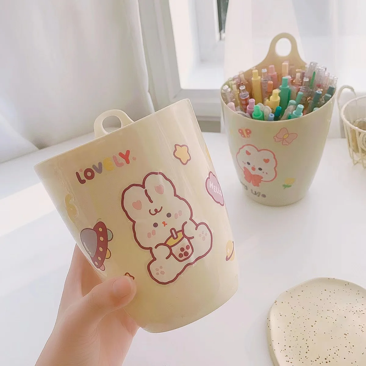 

Cute hanging Pen Holder Desktop student Pen Makeup Brush Storage Bucket Trash Organizer Wall-mounted barrel School Stationery
