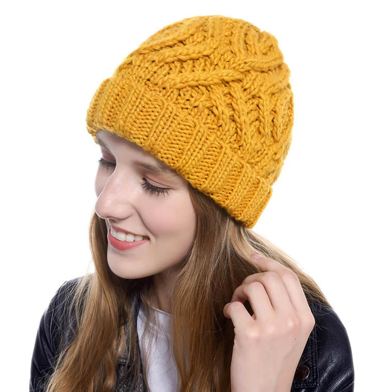 Шапка женская вязаная однотонная с геометрическим узором шерсть ручной работы
