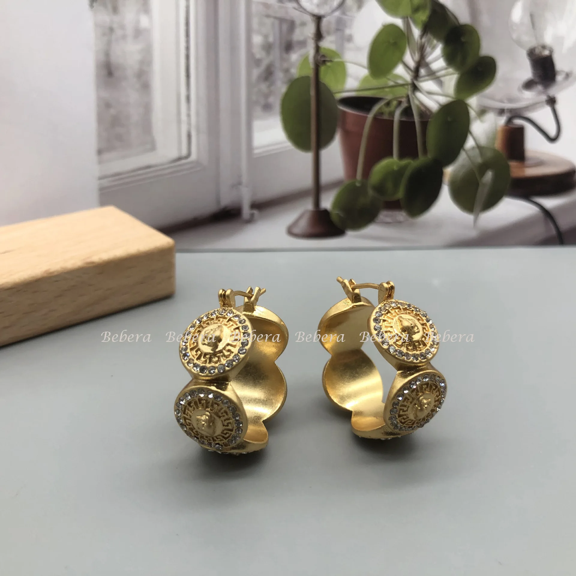 

Beauty head double round diamond earrings simple temperament