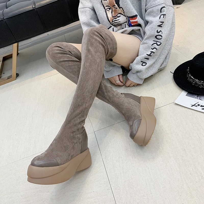 Черные хаки эластичные сапоги выше колена из флока на танкетке женские зимние