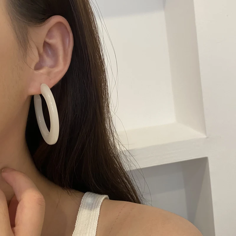 

Delicate Jewelry White Resin Earrings Popular Design Vintage Temperament Hot Selling Hoop Earrings For Girl Fine Accessories
