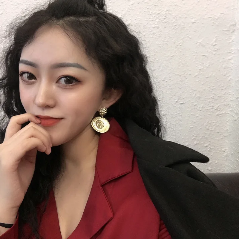 Женские серьги Клипсы из сплава с тотемом львом непробивные круглые золотого