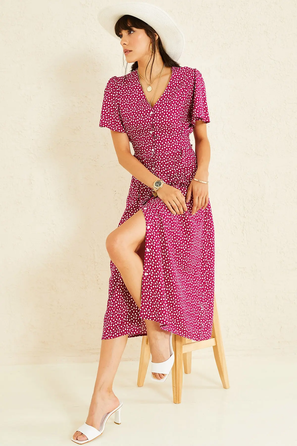 

Женское платье-блузка средней длины, на пуговицах спереди