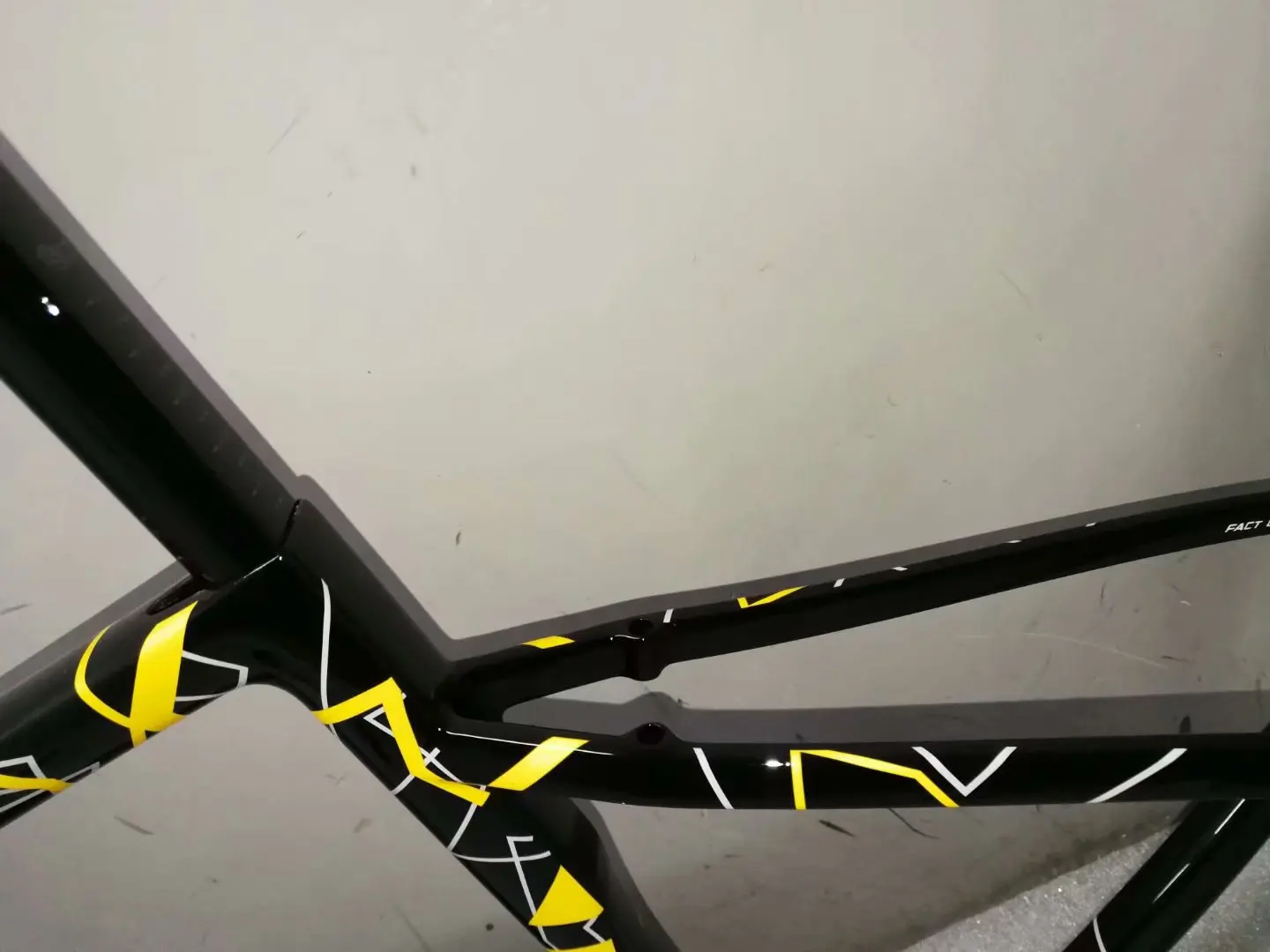 

2020 New Listing S-W T1100 mold SL6 red color carbon road frame in Quickstep color rim brake or disc brake version road bike