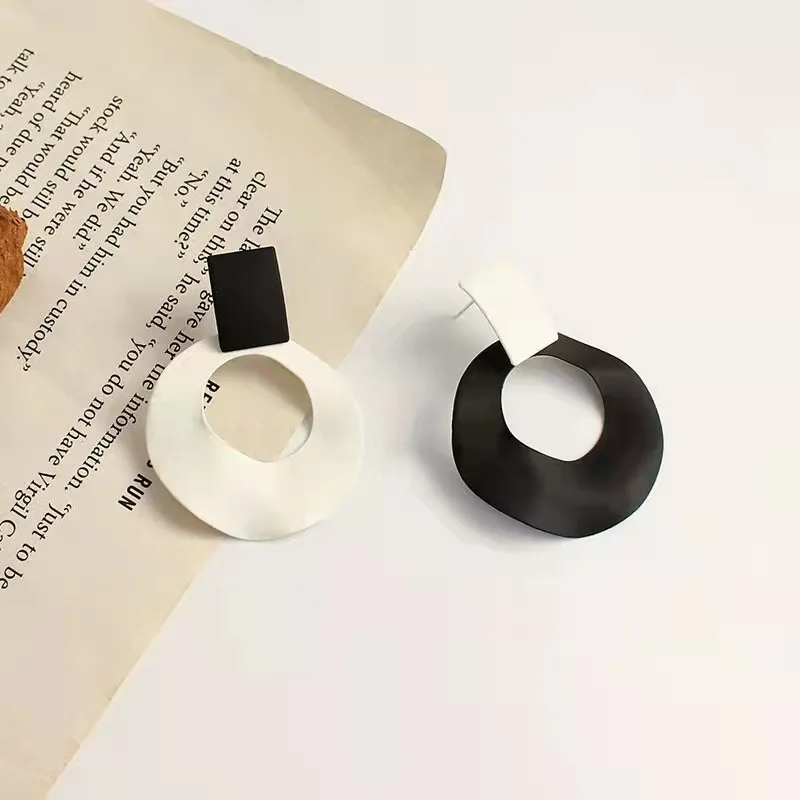 

Women's Earrings Korean Temperament Net Red Black and White Hit Color Round Earrings Female Asymmetric Frosted Earrings