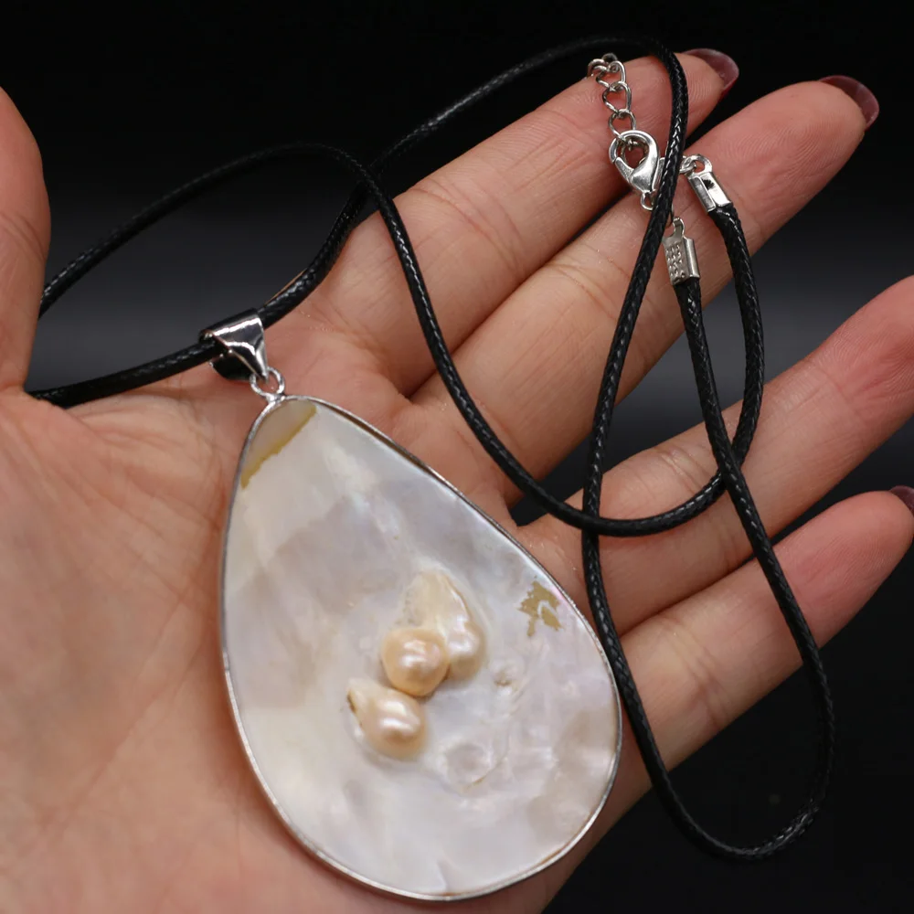 

Natural Mother of Pearl Shell Pendant Necklace Charming Pearl Beads Shell Charms Necklace for Women Jewelry Gift Size 40x60mm