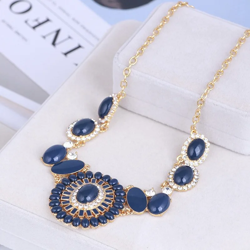 

Luxury fashion necklace inlaid with royal blue gemstones and sparkling diamonds