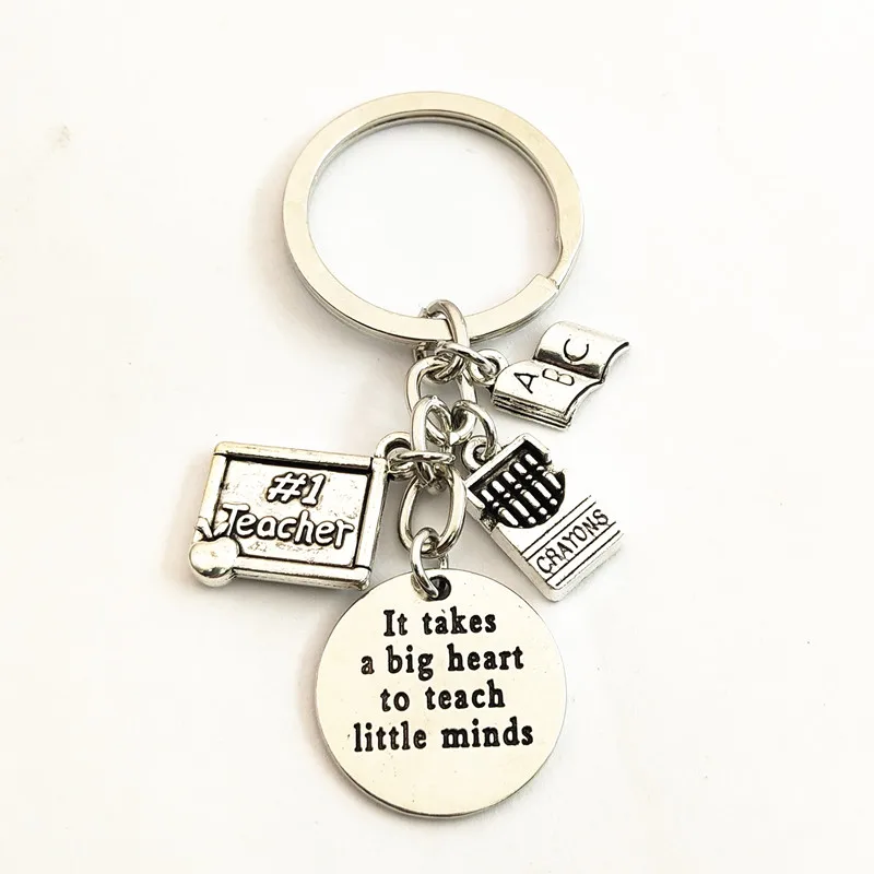 Брелок для ключей подарок учителей с маленьким разумом большим сердцем