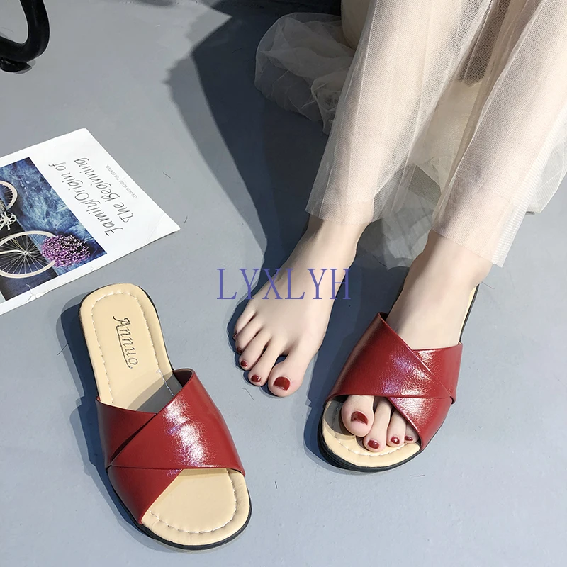 

One-slip Slippers Femmale Summer Comfortable Large Size Flat-bittom Fashion Wear Old Non-slip Leather Slippers Indoor Outdo