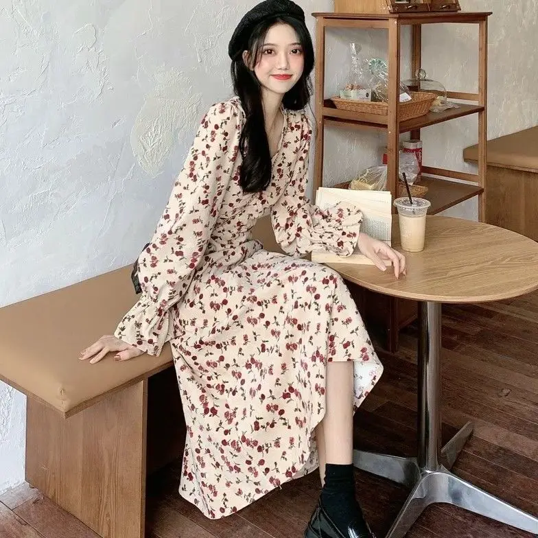 

French Minority Fried Street Long Sleeved Dress Women's Autumn and Winter 2021 New Waist Closing Slim A-type with Floral