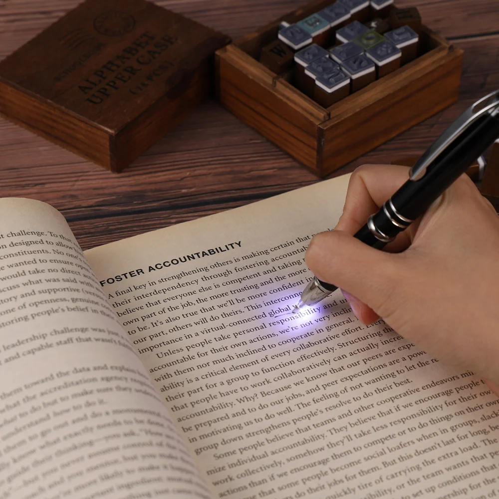 

Toyvian 2pcs Creative LED Ballpoint Pen Prcatical Metal Writing Pen Glowing Stationery Supplies for Office School (Black)