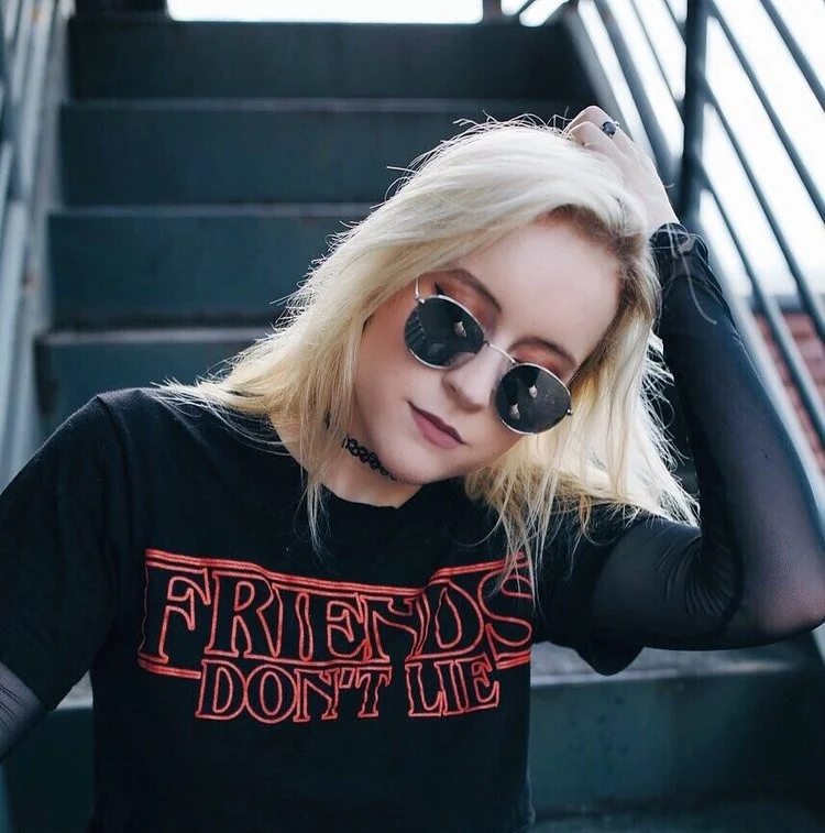 Футболка женская с надписью Friends Dont Lie Модный повседневный топ забавными рукавами