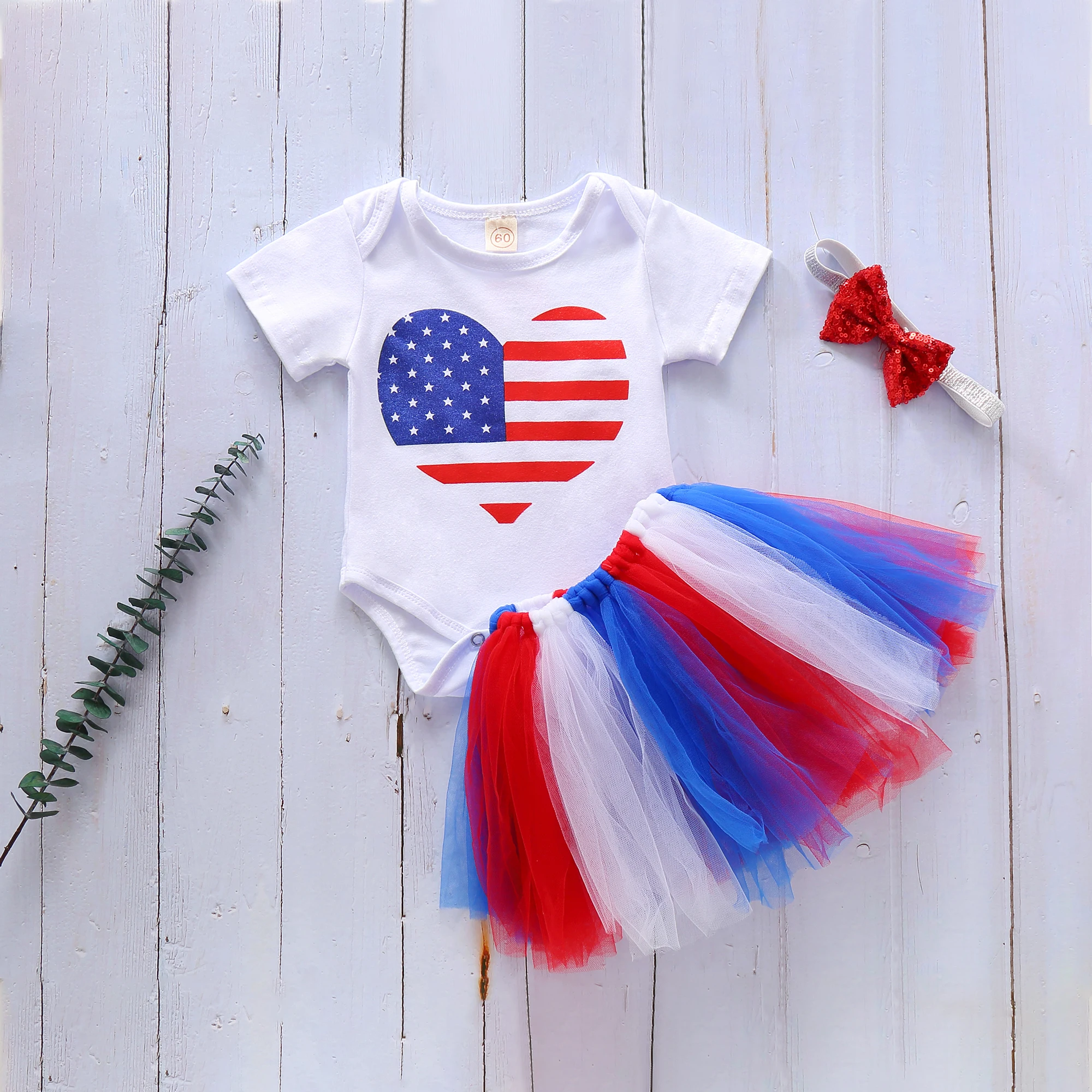 

Independence Day Baby Girls Clothes Set Love Heart Print Short Sleeve O-neck Romper + Tutu Skirt + Sequins Headband