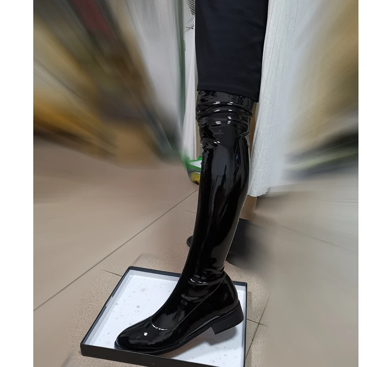 Женские сапоги выше колена на низком каблуке с блестками