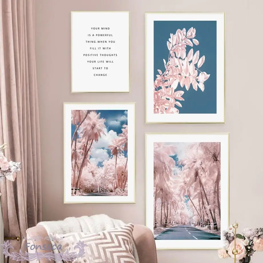 Высокая экспозиция розовые растения кокосовые пальмы тростник лист автомобиль