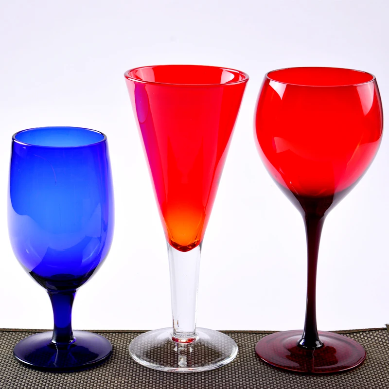 красивые бокалы для вина. цветные стеклянные стаканы. модные фужеры 2023. модные фужеры 2023. бокалы для вина разноцветные.