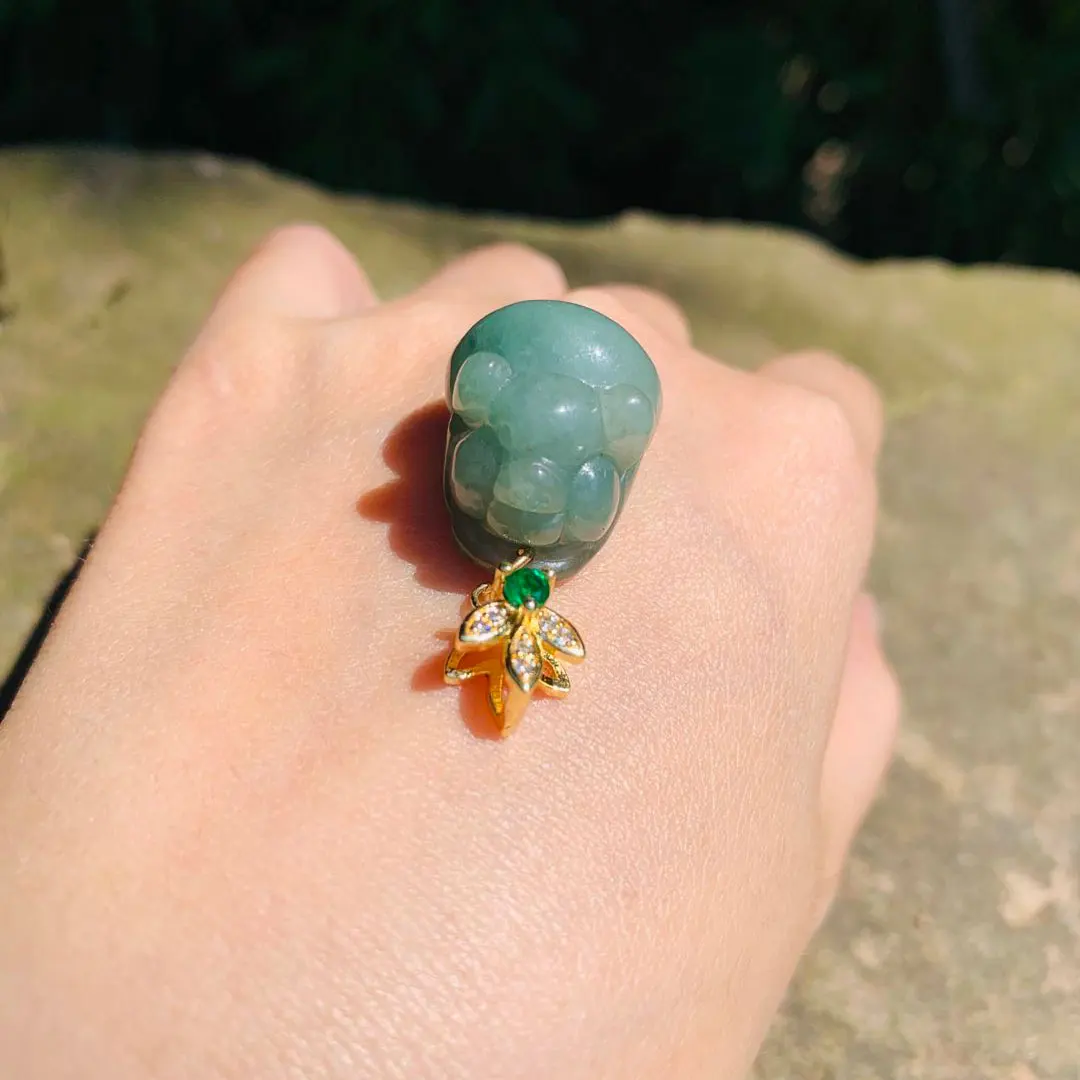 Ожерелье с подвеской из натурального изумруда и нефрита со знаками Зодиака