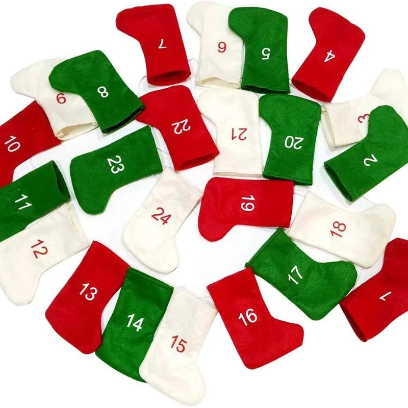 Календарь обратного отсчета до Рождества на 24 дня со стокингами и украшениями на веревках для вечеринки и украшения на Рождество.