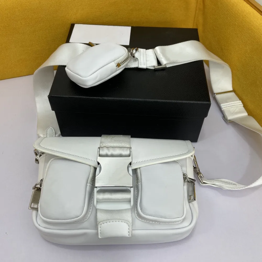 

The new messenger bag shoulder messenger bag waterproof cloth material! Casual and versatile, lightweight and practical!