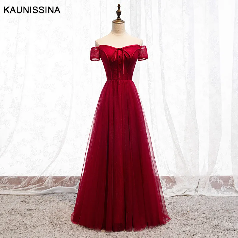 

Длинное вечернее платье с открытыми плечами, в пол