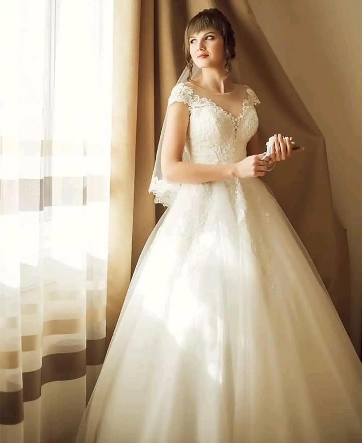 

Wedding Dresses Ball Gowns O-Neck Lace Appliques Button Tulle Cap Sleeve Floor Length Gorgeous Bride Robe Custom Made New