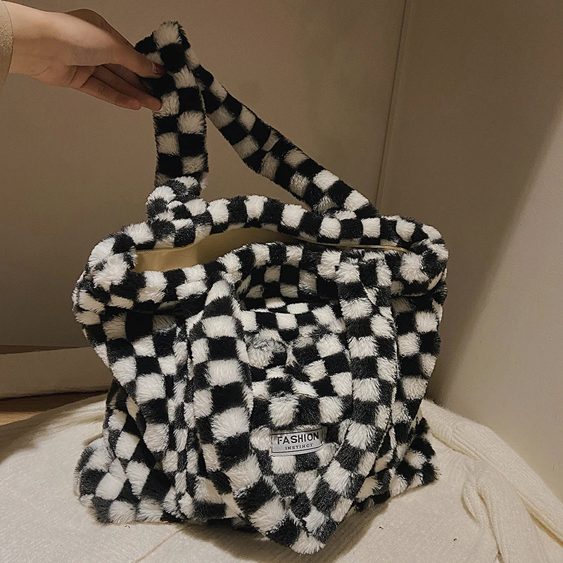 

Мягкая большая плюшевая сумка через плечо 2021, популярная зимняя брендовая Роскошная модная вместительная черная клетчатая сумка