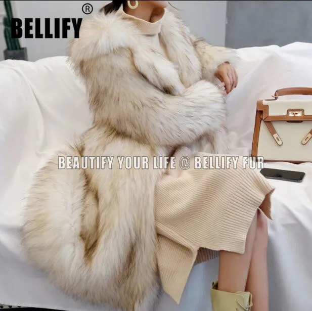 Женское длинное пальто с капюшоном вязаное белого цвета большим плюшевым