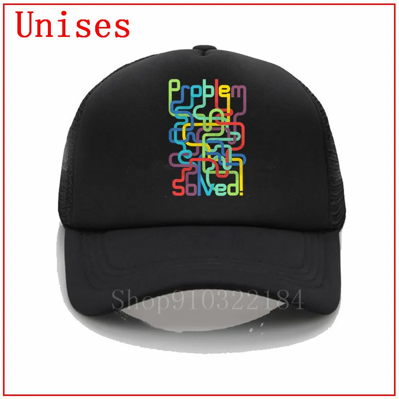 Шапка лабиринт с рельефным лабиринтом и пластиковым щитком для девочек