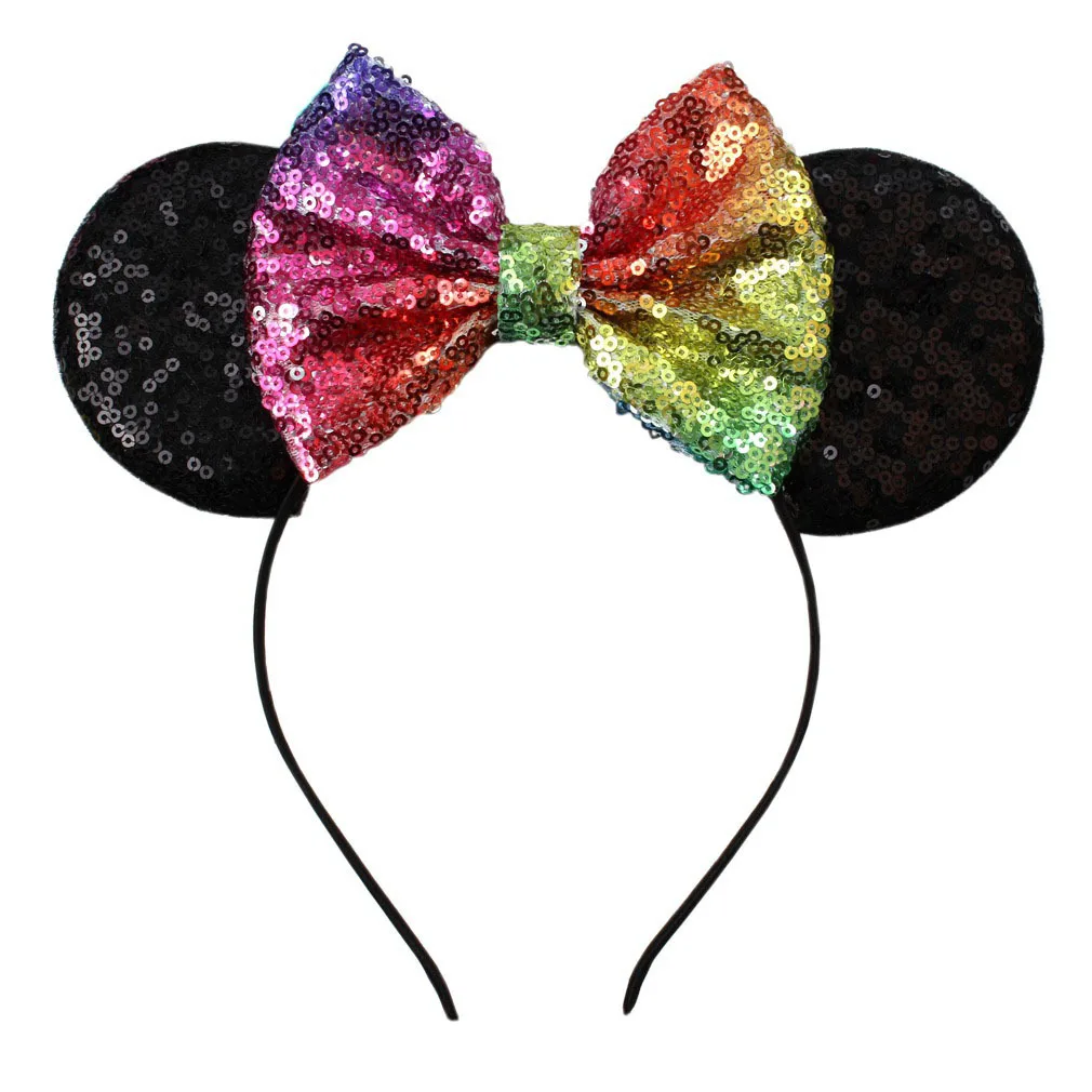 Нарисованной длинноволосой девочкой аксессуары уши Минни Маус и повязка на