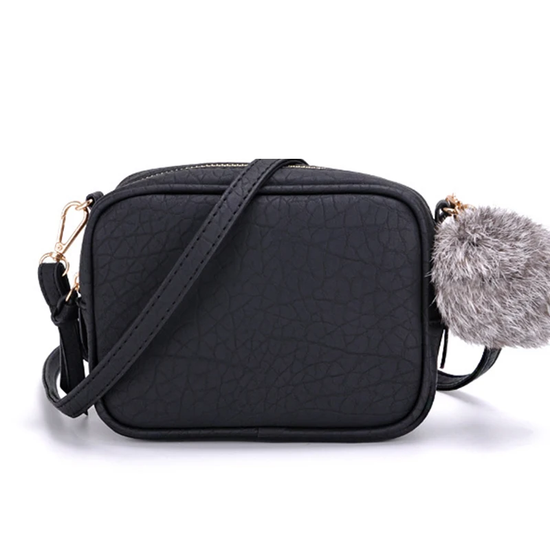Модная трендовая маленькая сумка на плечо мессенджер с меховыми помпонами