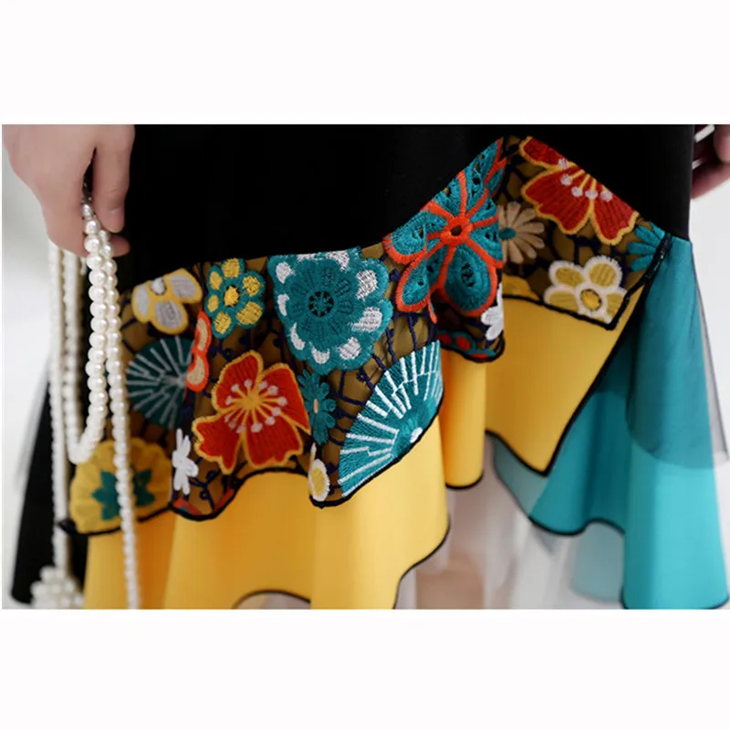 Летнее платье с цветочной вышивкой и оборками для пышных женщин повседневное